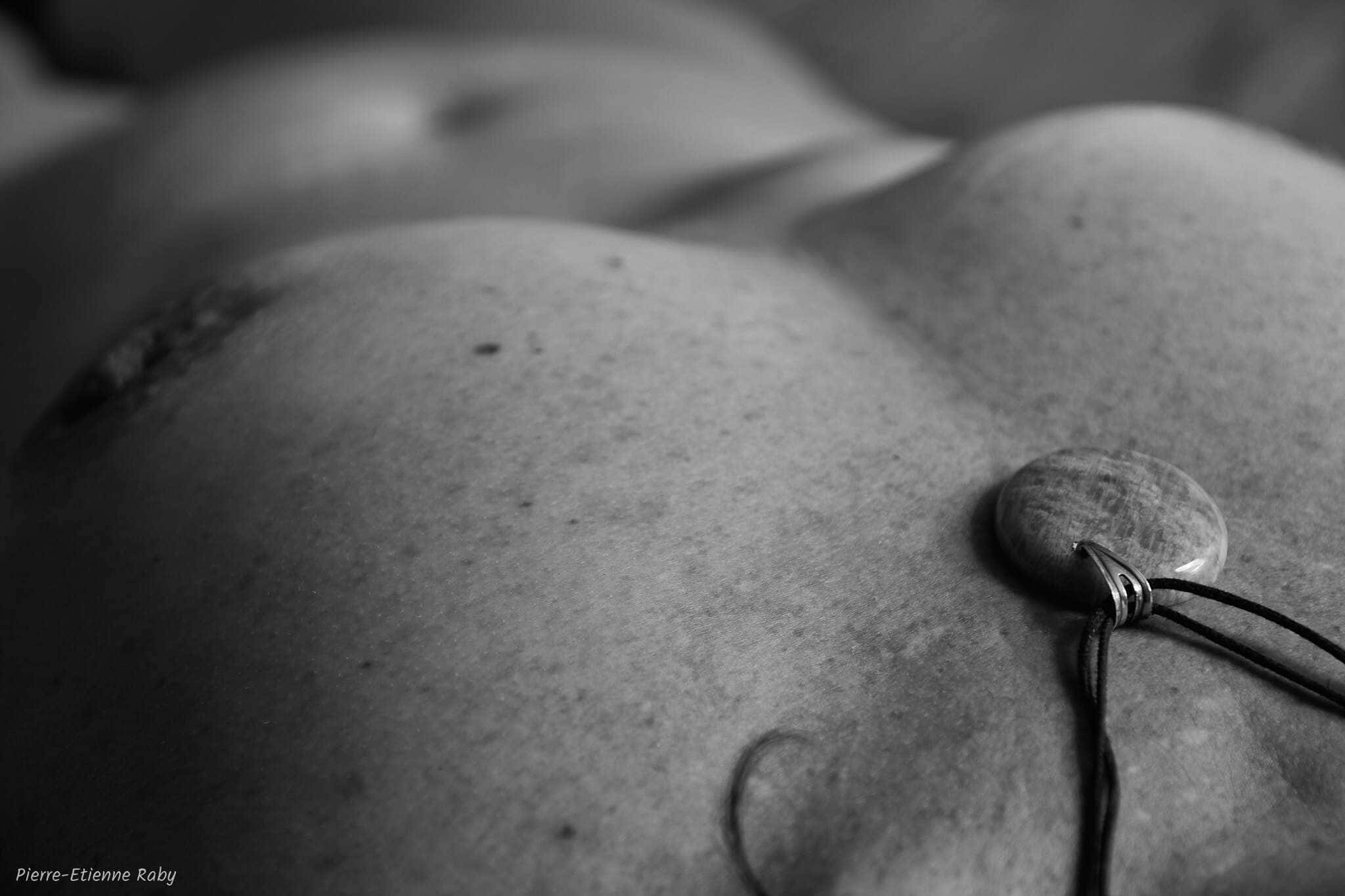 Silhouette féminine en lumière douce, portrait artistique

Séance de nu artistique