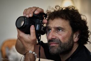 Portrait de Renaud Bertrand en action avec appareil photo
