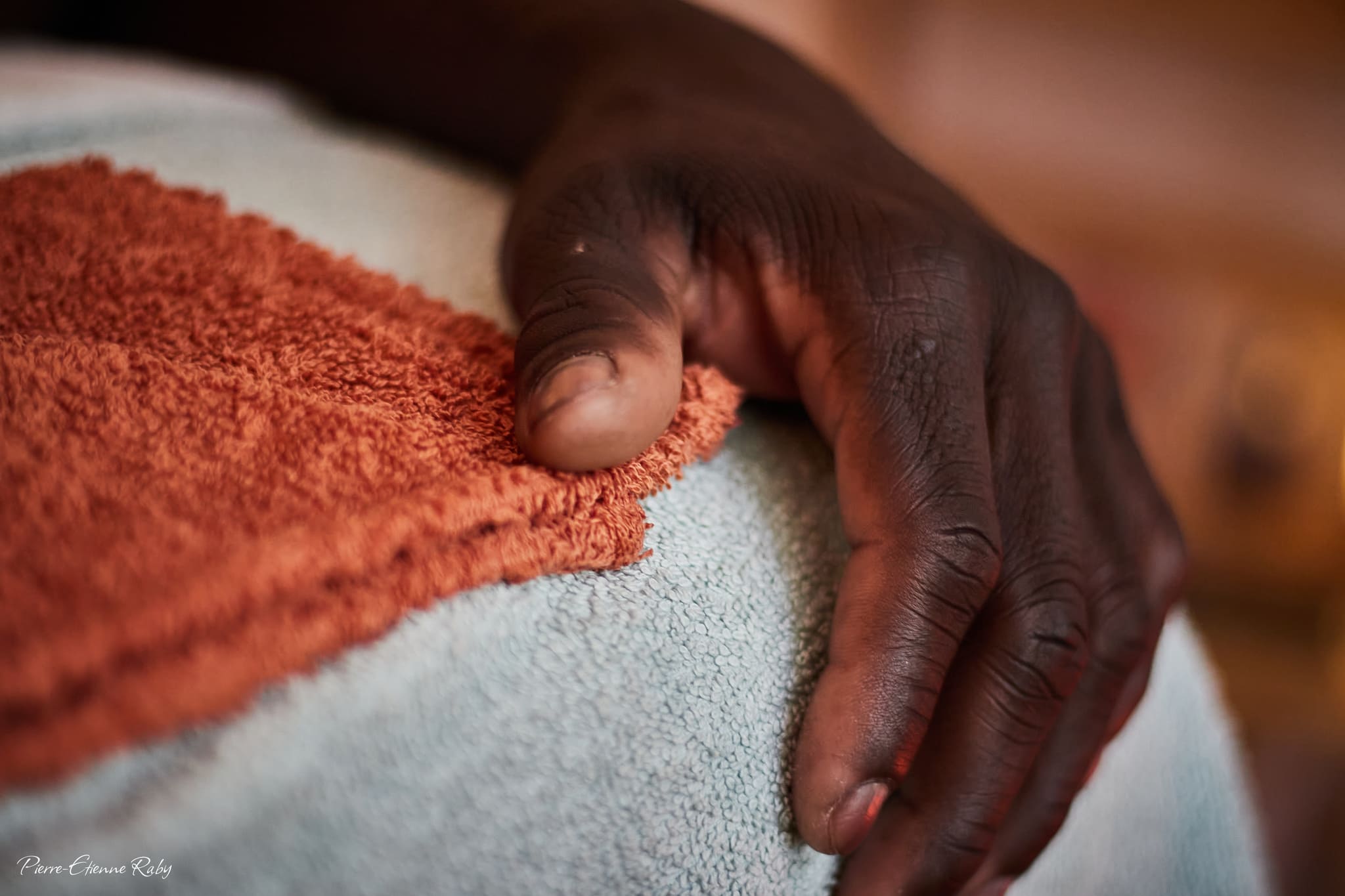 Reportage pour du massage, gros plan sur une main