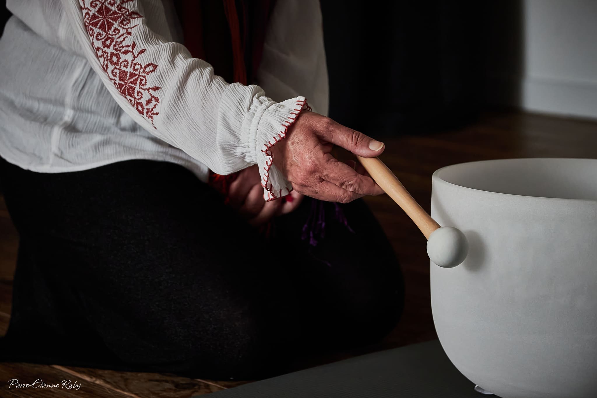 Reportage massage sonore main et bol en cristal